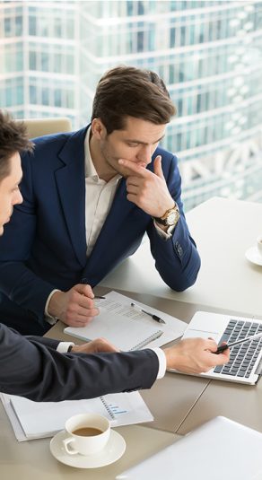 entrepreneurs-discutant-resultats-travail-reunion